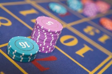 Dragon Hatch cash-out interface and multiplier display on pokerace